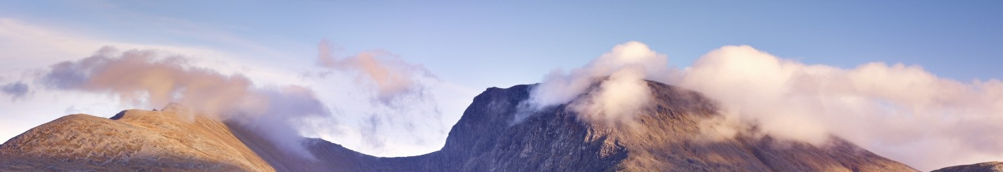 Imagen de una montaña con nubes