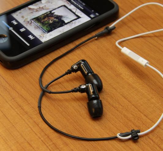 Foto móvil con auriculaes conectados