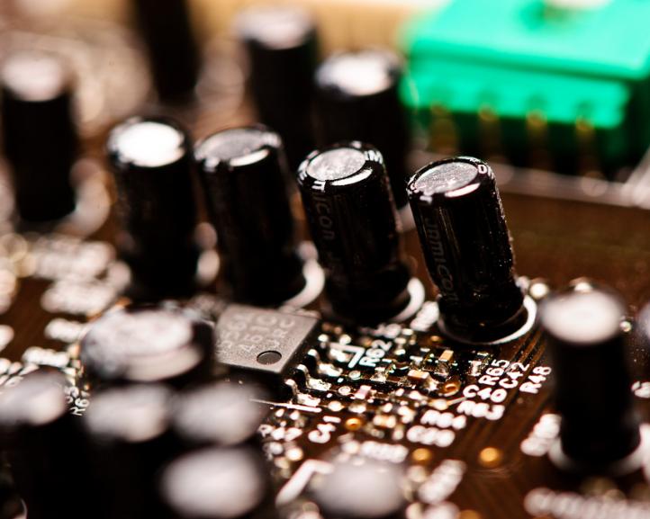 Foto de condesadores en una placa electrónica
